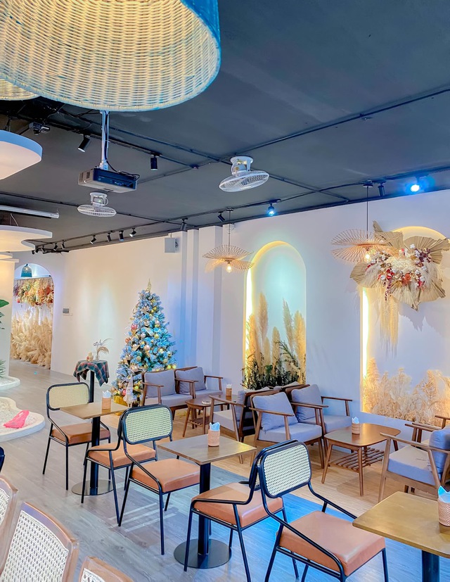 3 quán cà phê “sang-xịn” để tận hưởng không khí mùa Noel tại Hà Nội: Trang hoàng rực rỡ, không gian như trời Tây - Ảnh 5.