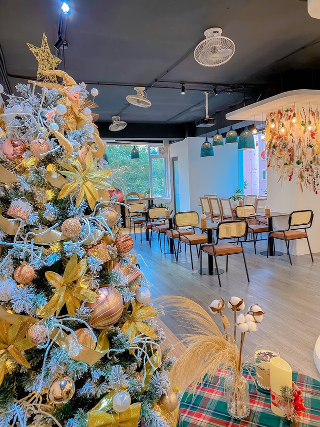 3 quán cà phê “sang-xịn” để tận hưởng không khí mùa Noel tại Hà Nội: Trang hoàng rực rỡ, không gian như trời Tây - Ảnh 2.
