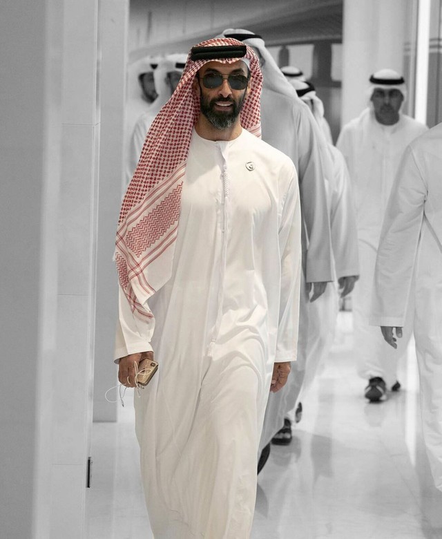 Vén màn bí mật gia tộc 300 tỷ USD thống trị cả UAE: Không chỉ “phất” nhờ dầu mỏ mà còn làm ăn với Elon Musk và “đỡ đầu” cho Manchester City - Ảnh 1.