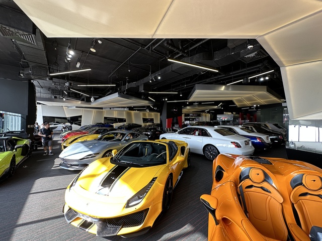 Thăm showroom bán nhiều hypercar cho người Việt tại Dubai: Choáng với loạt xe hiếm và đắt - Ảnh 2.