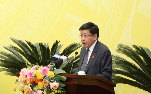 Phó Chủ tịch UBND TP Dương Đức Tuấn báo cáo về kết quả thực hiện kết luận chất vấn liên quan đến dự án đầu tư.