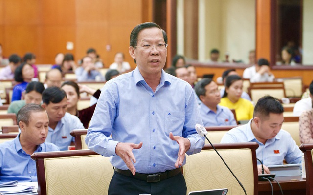 Chủ tịch UBND TP.HCM Phan Văn Mãi trả lời ý kiến đại biểu - Ảnh: HỮU HẠNH