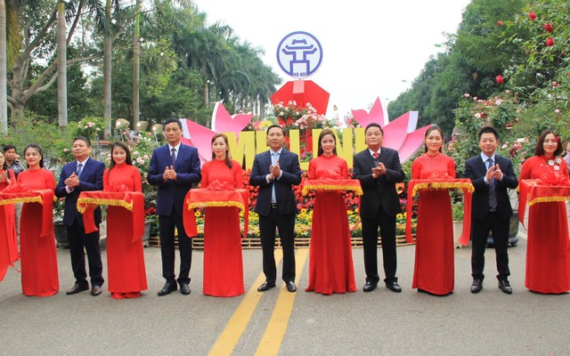Lãnh đạo huyện Mê Linh và Trung tâm Xúc tiến đầu tư, thương mại, du lịch Hà Nội cắt băng khai mạc lễ hội.