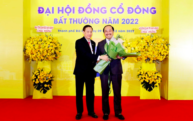 Ông Phan Đình Tân đại diện HĐQT nhiệm kỳ cũ tặng hoa cho tân chủ tịch Nam A Bank
