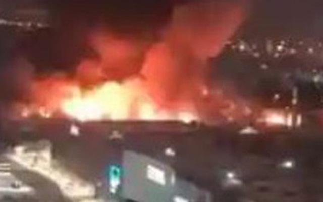 Truyền thông Nga cho biết nhà chức trách nghi ngờ hành vi đốt phá là nguyên nhân gây ra vụ hỏa hoạn tại trung tâm mua sắm ở ngoại ô thủ đô Matxcơva - Ảnh: WIONEWS/TWITTER