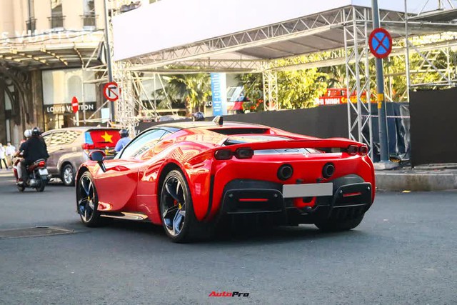 Vừa về nước, Ferrari SF90 Stradale thứ 3 Việt Nam đã lăn bánh du xuân, chủ nhân được đồn đoán là chồng cũ Lệ Quyên - Ảnh 16.