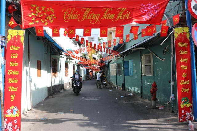 Đường phố TPHCM yên ả, rợp bóng cờ hoa trong ngày mùng 1 Tết - Ảnh 4.