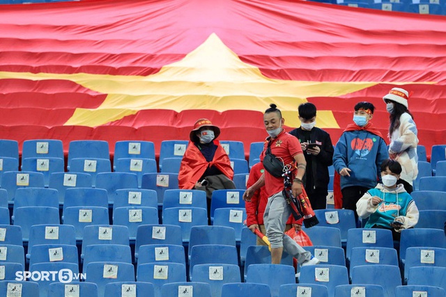 CĐV Việt Nam lập bàn cầu may trên khán đài trước trận ĐT Việt Nam đấu Trung Quốc - Ảnh 4.
