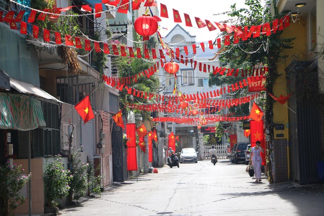 Đường phố TPHCM yên ả, rợp bóng cờ hoa trong ngày mùng 1 Tết - Ảnh 5.