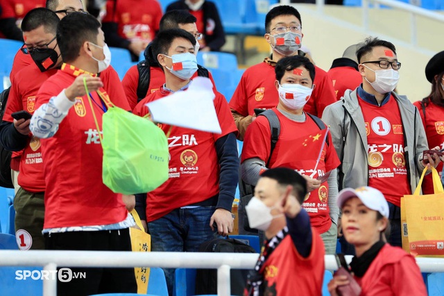 CĐV Việt Nam lập bàn cầu may trên khán đài trước trận ĐT Việt Nam đấu Trung Quốc - Ảnh 5.