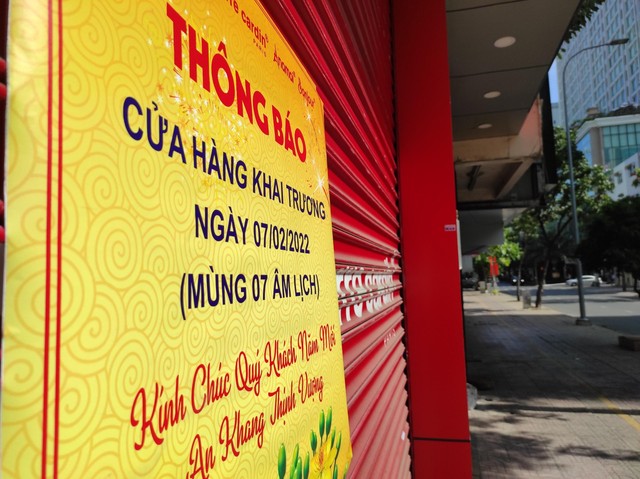 Đường phố TPHCM yên ả, rợp bóng cờ hoa trong ngày mùng 1 Tết - Ảnh 8.
