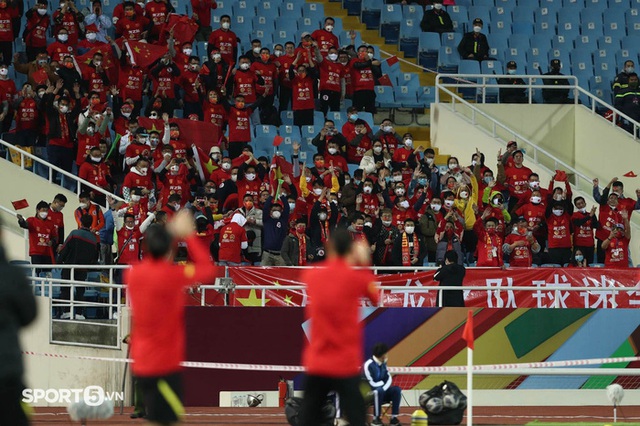 CĐV Việt Nam lập bàn cầu may trên khán đài trước trận ĐT Việt Nam đấu Trung Quốc - Ảnh 8.