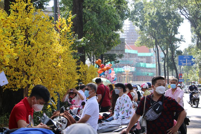 Đường phố TPHCM yên ả, rợp bóng cờ hoa trong ngày mùng 1 Tết - Ảnh 9.
