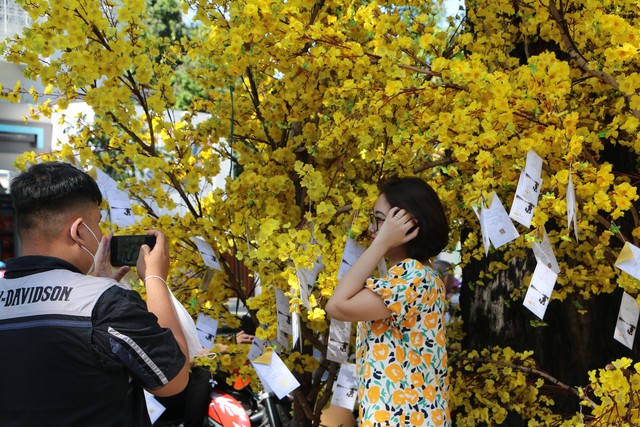 Đường phố TPHCM yên ả, rợp bóng cờ hoa trong ngày mùng 1 Tết - Ảnh 10.