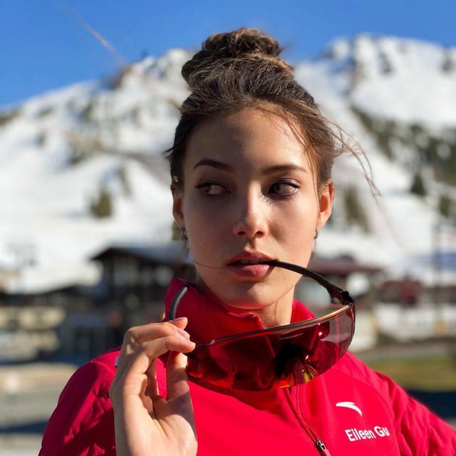 Bông hồng lai Mỹ-Trung gây sốt ở Olympic 2022: Giành 6 chức vô địch trượt tuyết chỉ trong 37 ngày, đỗ ĐH Stanford với điểm SAT 1560, con cưng của làng thời trang xa xỉ thế giới - Ảnh 6.