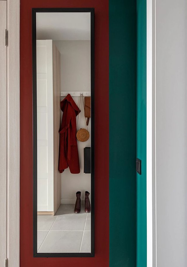 Mãn nhãn với không gian sống thanh lịch, tiện nghi trong căn hộ 22m² của người phụ nữ trung niên: Lối chơi ‘chọi’ màu vừa sang vừa ấm cúng - Ảnh 3.