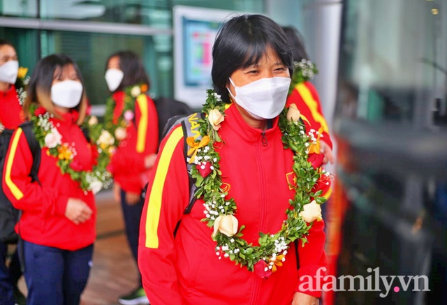 NÓNG: Chuyên cơ chở ĐT nữ Việt Nam về tới Nội Bài sau kỳ tích World Cup; Thanh Nhã, Chương Thị Kiều cùng các đồng đội tươi như hoa vẫy tay chào người hâm mộ - Ảnh 11.