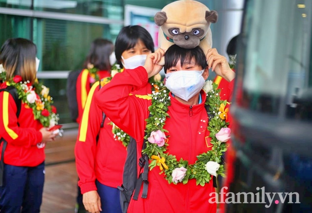NÓNG: Chuyên cơ chở ĐT nữ Việt Nam về tới Nội Bài sau kỳ tích World Cup; Thanh Nhã, Chương Thị Kiều cùng các đồng đội tươi như hoa vẫy tay chào người hâm mộ - Ảnh 12.