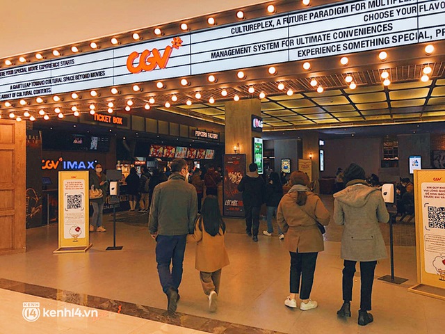 Hà Nội ngày đầu tiên mở lại rạp chiếu phim sau 9 tháng đóng cửa: Dân tình nô nức đi xem Người Nhện - Ảnh 4.