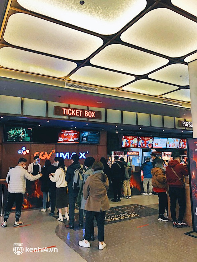 Hà Nội ngày đầu tiên mở lại rạp chiếu phim sau 9 tháng đóng cửa: Dân tình nô nức đi xem Người Nhện - Ảnh 5.