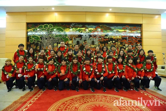 NÓNG: Chuyên cơ chở ĐT nữ Việt Nam về tới Nội Bài sau kỳ tích World Cup; Thanh Nhã, Chương Thị Kiều cùng các đồng đội tươi như hoa vẫy tay chào người hâm mộ - Ảnh 8.