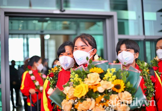 NÓNG: Chuyên cơ chở ĐT nữ Việt Nam về tới Nội Bài sau kỳ tích World Cup; Thanh Nhã, Chương Thị Kiều cùng các đồng đội tươi như hoa vẫy tay chào người hâm mộ - Ảnh 9.