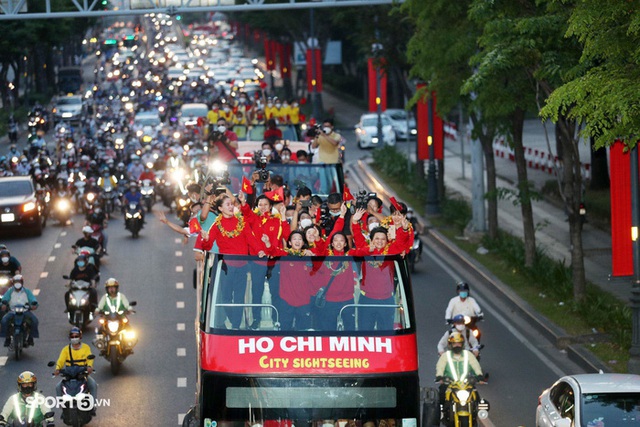 Xúc động khoảnh khắc đội tuyển nữ Việt Nam diễu hành trên chiếc xe buýt 2 tầng trong tiếng hò reo của người hâm mộ - Ảnh 3.