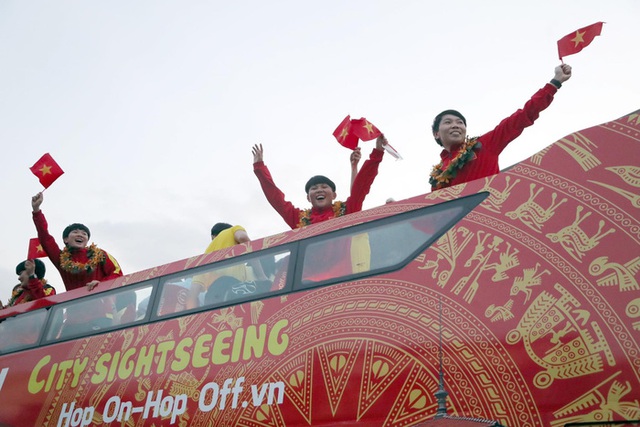Xúc động khoảnh khắc đội tuyển nữ Việt Nam diễu hành trên chiếc xe buýt 2 tầng trong tiếng hò reo của người hâm mộ - Ảnh 4.