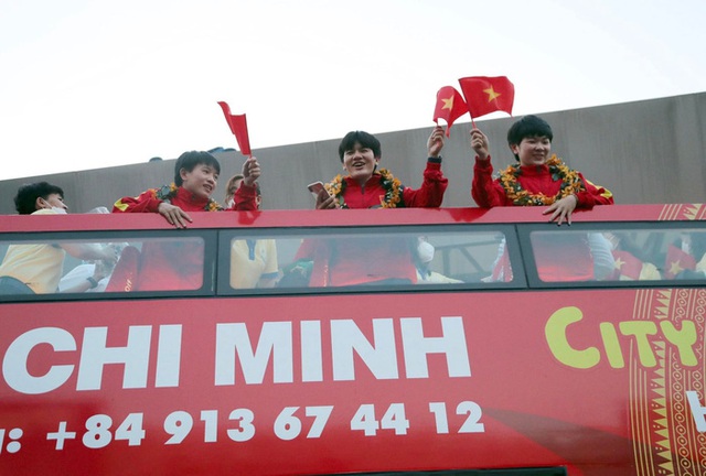 Xúc động khoảnh khắc đội tuyển nữ Việt Nam diễu hành trên chiếc xe buýt 2 tầng trong tiếng hò reo của người hâm mộ - Ảnh 5.