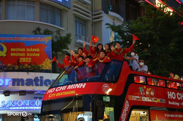 Xúc động khoảnh khắc đội tuyển nữ Việt Nam diễu hành trên chiếc xe buýt 2 tầng trong tiếng hò reo của người hâm mộ - Ảnh 6.