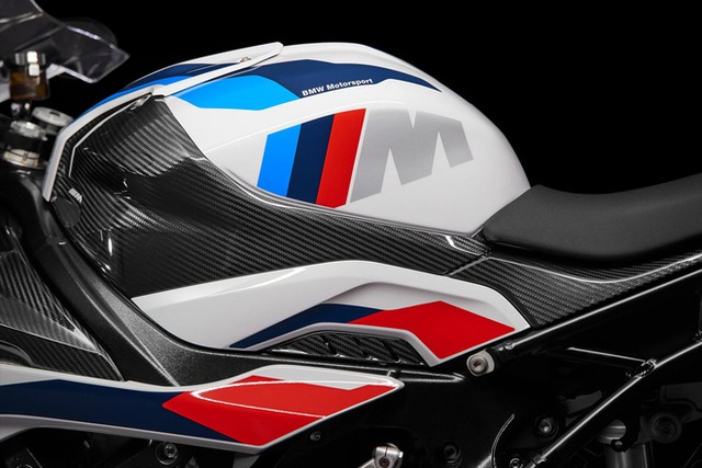 Siêu mô tô BMW M 1000 RR giá 1,6 tỷ đồng về Việt Nam: Cánh gió carbon hầm hố, lô đầu 6 chiếc đã có chủ - Ảnh 8.