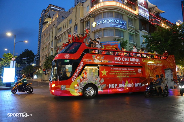 Xúc động khoảnh khắc đội tuyển nữ Việt Nam diễu hành trên chiếc xe buýt 2 tầng trong tiếng hò reo của người hâm mộ - Ảnh 8.