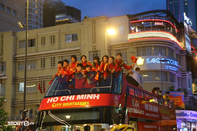 Xúc động khoảnh khắc đội tuyển nữ Việt Nam diễu hành trên chiếc xe buýt 2 tầng trong tiếng hò reo của người hâm mộ - Ảnh 10.