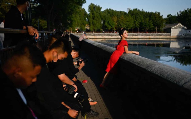 Một phụ nữ chụp ảnh cưới bên ngoài Tử Cấm Thành ở Bắc Kinh. Phụ nữ thế hệ Z đang ưu tiên giáo dục và sự nghiệp hơn việc kết hôn sớm. Ảnh: Wang Zhao / AFP / Getty Images