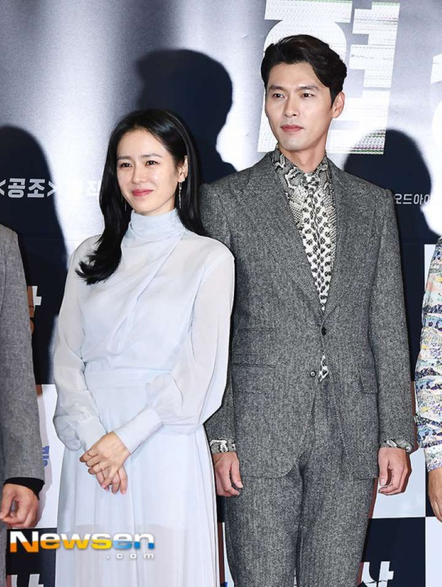Đẳng cấp thời trang của Son Ye Jin và Hyun Bin: Trung thành với trang phục tối giản, nhưng sang vô cùng tận - Ảnh 1.