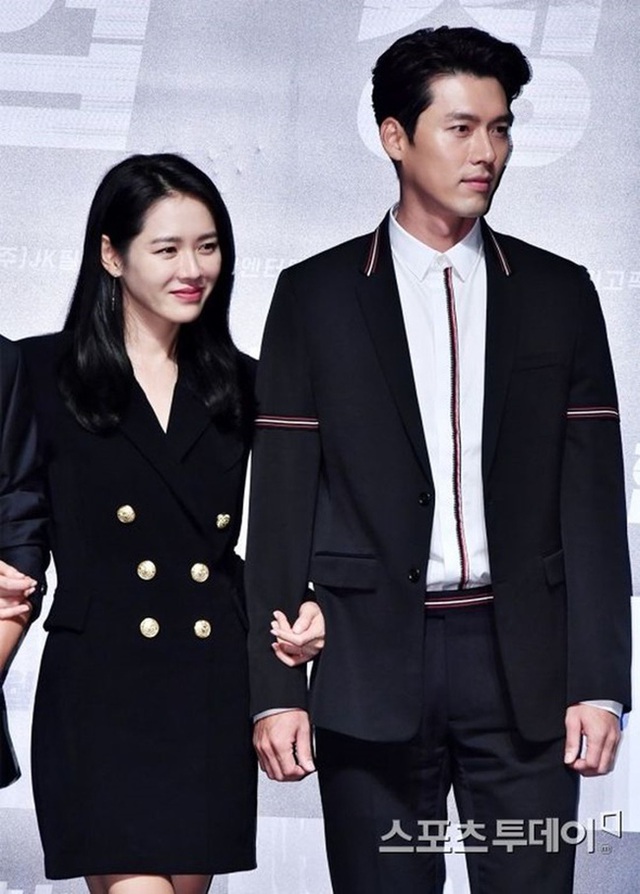 Đẳng cấp thời trang của Son Ye Jin và Hyun Bin: Trung thành với trang phục tối giản, nhưng sang vô cùng tận - Ảnh 2.