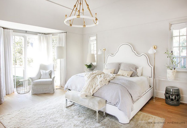 Tuy đơn giản nhưng một phòng ngủ đơn sắc trắng vẫn là niềm yêu thích của biết bao chị em - Ảnh 1.