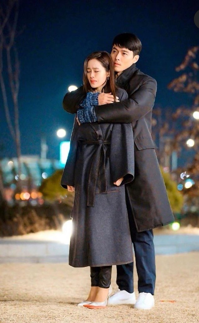 Đẳng cấp thời trang của Son Ye Jin và Hyun Bin: Trung thành với trang phục tối giản, nhưng sang vô cùng tận - Ảnh 4.