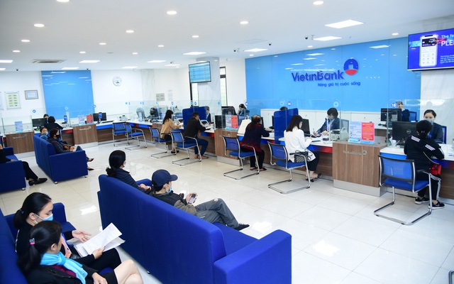 Khách hàng giao dịch tại VietinBank (ảnh minh họa)