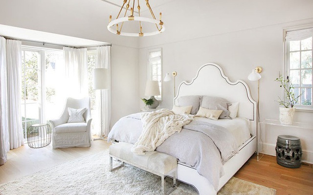 Tuy đơn giản nhưng một phòng ngủ đơn sắc trắng vẫn là niềm yêu thích của biết bao chị em
