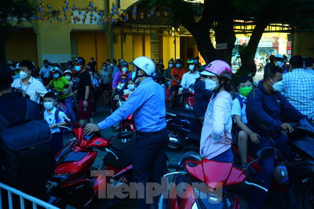  Sáng nay, hơn 800.000 học sinh TPHCM lần đầu đến trường trong năm học mới  - Ảnh 2.