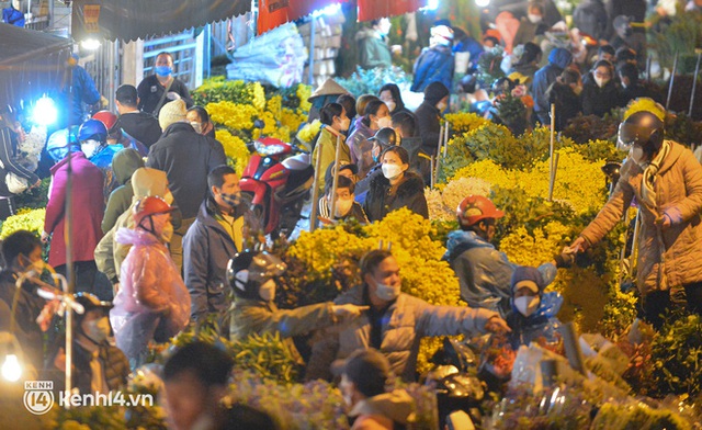  Cảnh trái ngược tại chợ hoa lớn nhất Hà Nội mùa Valentine: Hoa cúng lên ngôi, hoa tình yêu mất giá - Ảnh 13.