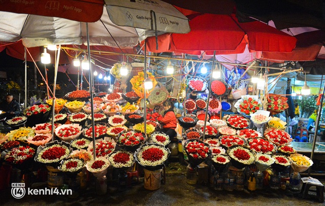  Cảnh trái ngược tại chợ hoa lớn nhất Hà Nội mùa Valentine: Hoa cúng lên ngôi, hoa tình yêu mất giá - Ảnh 3.