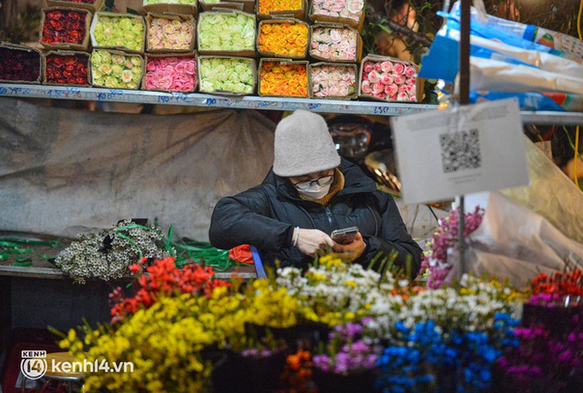  Cảnh trái ngược tại chợ hoa lớn nhất Hà Nội mùa Valentine: Hoa cúng lên ngôi, hoa tình yêu mất giá - Ảnh 4.