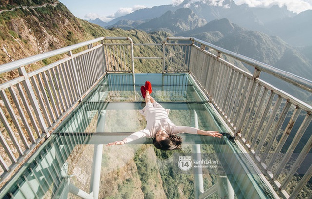 Cầu kính cao cả ngàn mét ở Trung Quốc khiến dân mạng khiếp vía vì nứt vỡ y như thật, du khách vừa đi vừa la hét thất thanh - Ảnh 5.