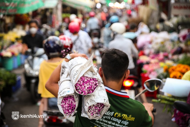 Giá hoa hồng tăng đến... 400% dịp Valentine, chủ shop ở TP.HCM vui mừng vì bó hoa 7 triệu vẫn có khách chốt đơn - Ảnh 7.