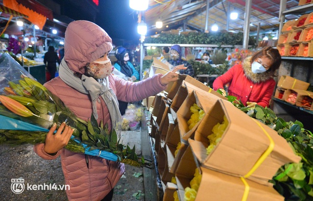  Cảnh trái ngược tại chợ hoa lớn nhất Hà Nội mùa Valentine: Hoa cúng lên ngôi, hoa tình yêu mất giá - Ảnh 8.