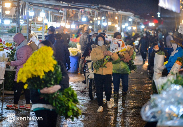  Cảnh trái ngược tại chợ hoa lớn nhất Hà Nội mùa Valentine: Hoa cúng lên ngôi, hoa tình yêu mất giá - Ảnh 10.