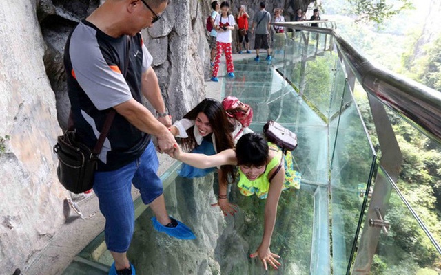 Cầu kính cao cả ngàn mét ở Trung Quốc khiến dân mạng "khiếp vía" vì nứt vỡ y như thật, du khách vừa đi vừa la hét thất thanh