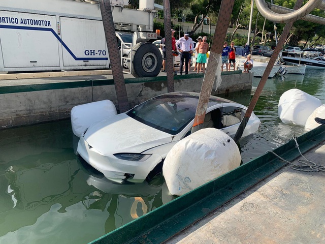 Chuyện gì xảy ra khi một chiếc Tesla Model X rơi xuống biển? - Ảnh 2.